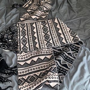 Thick black and white scarf